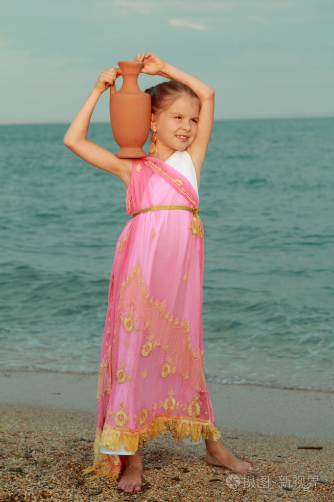 微笑着可爱的小女孩在漂亮的衣服在希腊风格