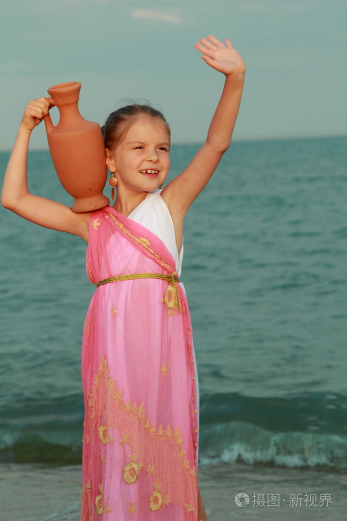 在漂亮的衣服在希腊风格与安芙兰微笑着可爱的小女孩