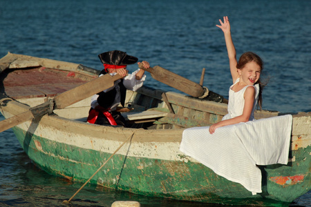 美丽微笑的年轻男孩和女孩作为一个海盗