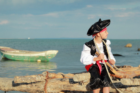年轻海盗准备航行在海洋娱乐开放海上的船上