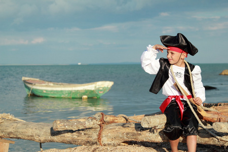 年轻海盗准备航行在海洋娱乐开放海上的船上