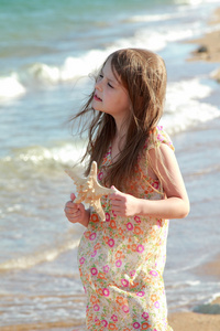欧洲可爱的小女孩举行贝壳