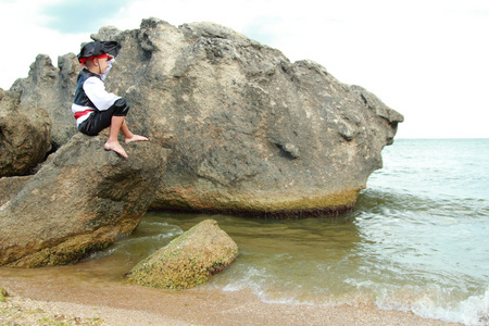 海盗男孩在海滩上