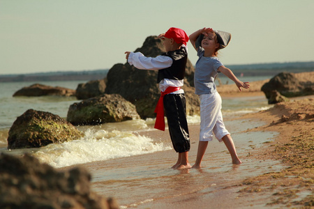 性格开朗微笑的年轻男孩和女孩在海盗服装