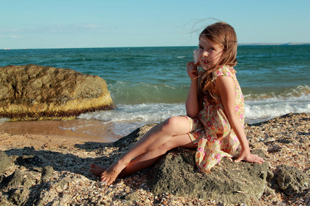 一个快乐的年轻女孩，在一个夏天的肖像的连衣裙贝壳