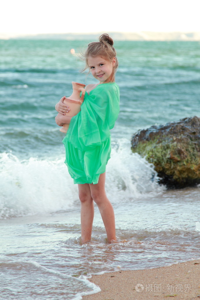 中山装的希腊微笑小女孩拥有古安菲拉