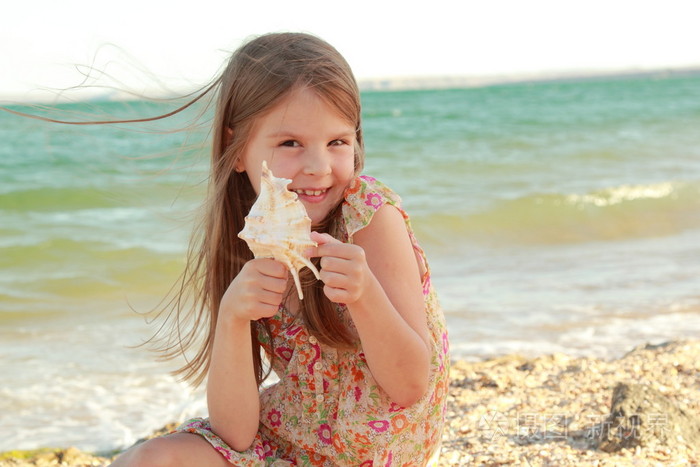 欧洲可爱的小女孩举行贝壳