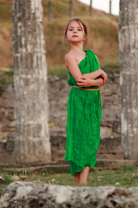 美丽小希腊女神在翡翠绿色礼服
