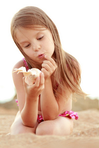 可爱的小女孩用贝壳的肖像