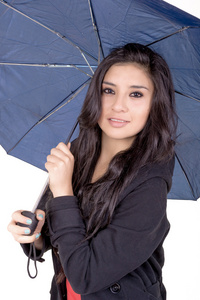 优雅的年轻西班牙裔女性与伞合影