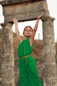 美丽小希腊女神在翡翠绿色礼服
