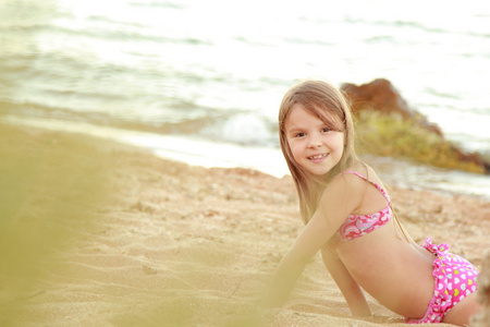 沙滩上的小可爱女孩