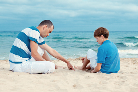父亲和儿子坐在海