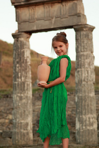 复古古董安菲拉古城的发掘与明亮穿裙子的可爱女孩