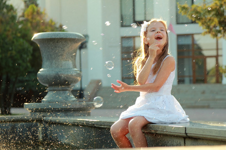 白种人可爱笑脸儿童女孩在 sammer 喷泉附近
