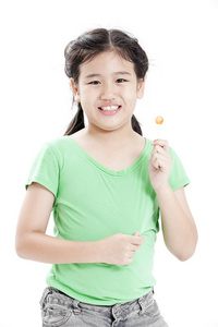 多彩棒棒糖糖果的小可爱有趣亚洲女孩