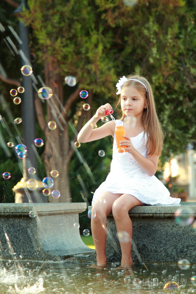 白种人可爱笑脸儿童女孩在sammer喷泉附近