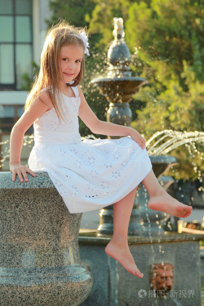 白色夏天穿裙子美丽头发的欧洲微笑着年轻女孩