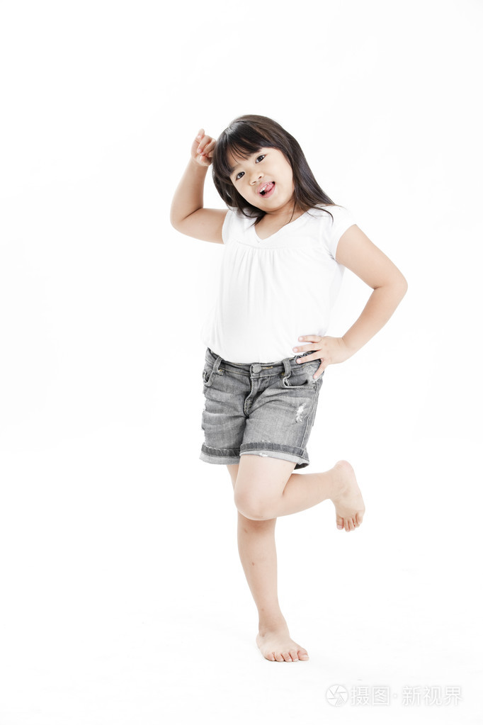 小女孩画像与白色背景上的白色t恤