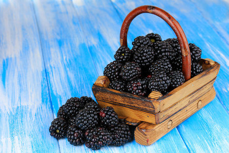 在上表特写木制篮子里甜黑莓