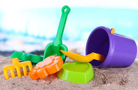 儿童玩具的海面背景的沙滩上