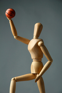 用灰色的背景上篮球球木制模特