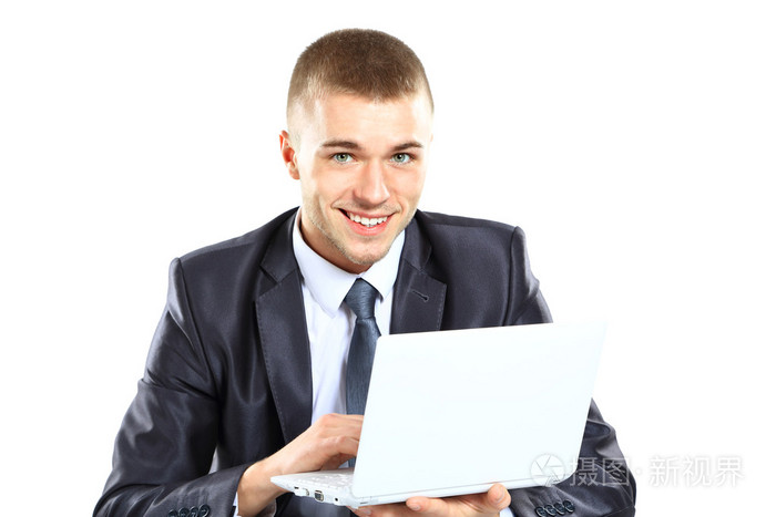 上一台笔记本电脑，在白色背景上隔离工作的快乐年轻商务男士