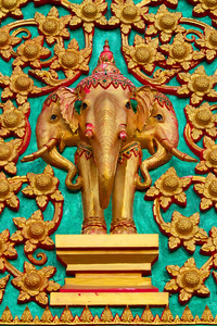 泰国大象雕像在寺门