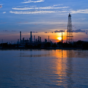 石油炼厂在黄昏