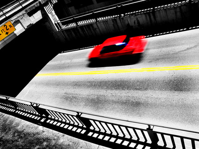 在道路上驾驶的红色车
