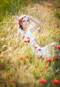 金小麦 field.portrait 的美丽的金发女孩与野生 flowers.beautiful 女人享受雏菊字段的花圈上的年轻