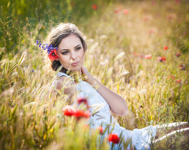 金小麦 field.portrait 的美丽的金发女孩与野生 flowers.beautiful 女人享受雏菊字段的花圈上的年轻