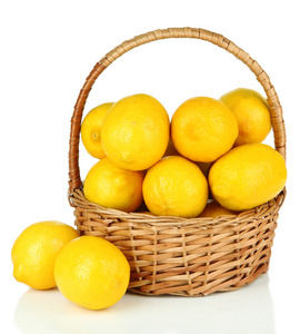 在白色上孤立的柳条篮子里成熟柠檬