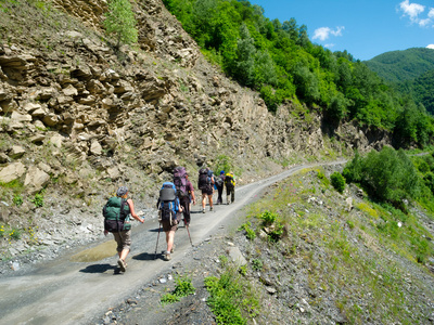 年轻的徒步旅行者在斯瓦涅季徒步旅行