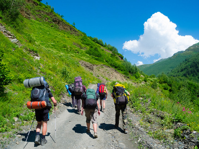 年轻的徒步旅行者在斯瓦涅季徒步旅行