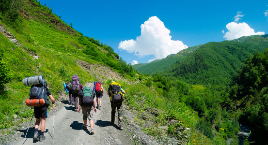 年轻的徒步旅行者在斯瓦涅季徒步旅行