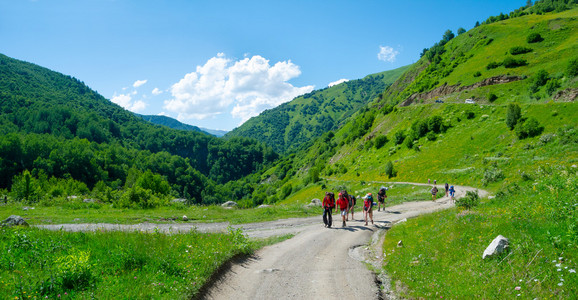 年轻的徒步旅行者在斯瓦涅季徒步旅行