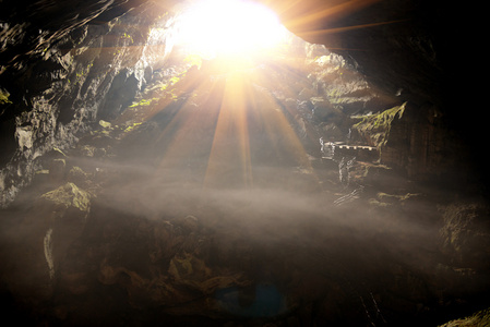 夜晚阳光透过洞穴洞图片