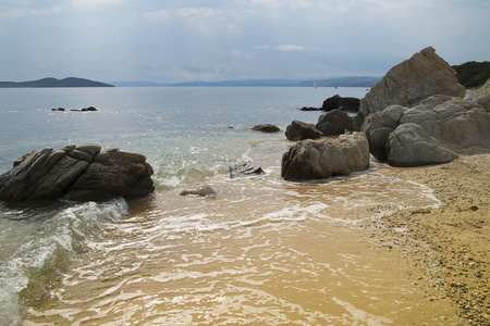 美丽的海景的岩石海岸