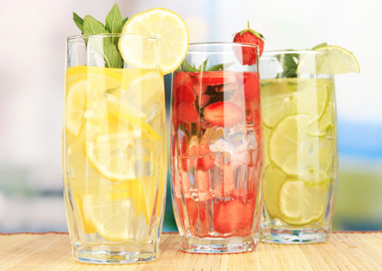 水果饮料与冰块在咖啡馆中表上的眼镜