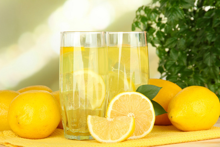光背景上桌上的美味柠檬水