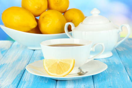 喝杯茶用表在蓝色背景上的柠檬
