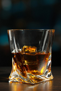 杯威士忌，在黑暗的背景上