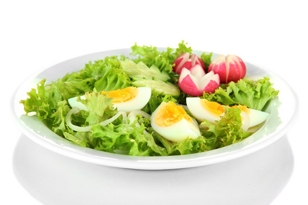 鸡蛋 沙拉叶和其他蔬菜，孤立在白色的新鲜混合的沙拉