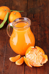 橘汁，木制背景上充分 jug