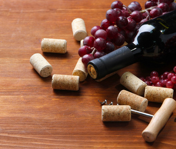 瓶红酒 葡萄和木制背景上的软木塞