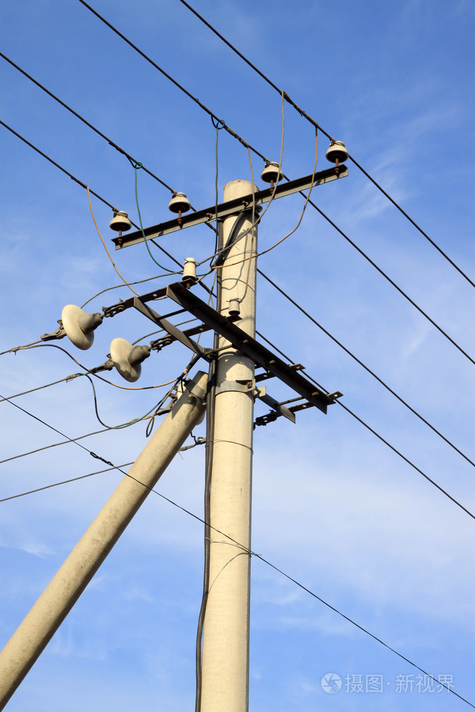 电线杆在蓝蓝的天空