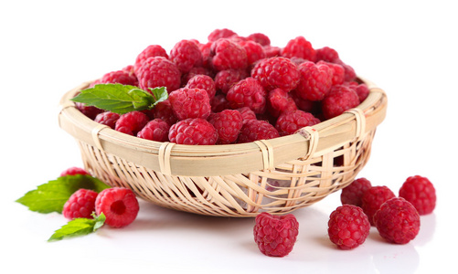 成熟的甜树莓在篮子里上白色, 隔离