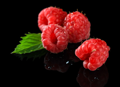 成熟甜莓与深色背景上滴
