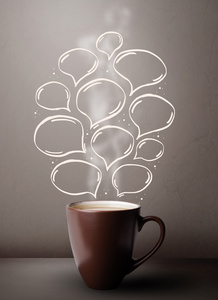 用一只手的咖啡杯绘制语音泡沫
